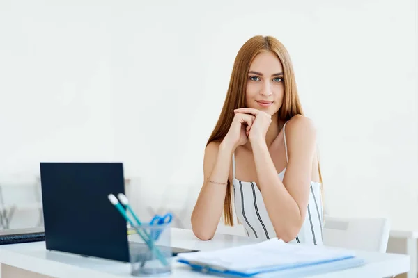 Självsäker leende affärskvinna poserar i ett modernt kontor — Stockfoto