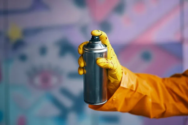 Graffiti artista apuntando pintura en aerosol puede a la cámara — Foto de Stock