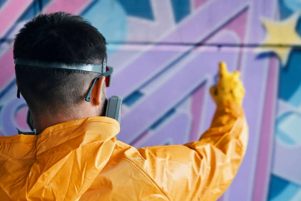 Street artist painting colorful graffiti on wall — Stock Photo, Image