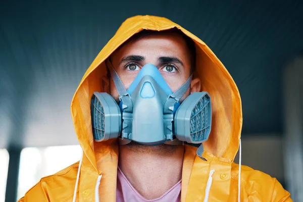 Närbild porträtt av ung man i respirator mask poserar på gatan — Stockfoto