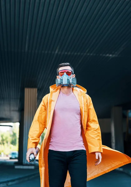 Trendy young man in respirator mask walking down the street — Stock Photo, Image