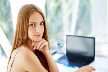 Modern ofiste poz veren güzel iş kadınının yakın plan portresi.