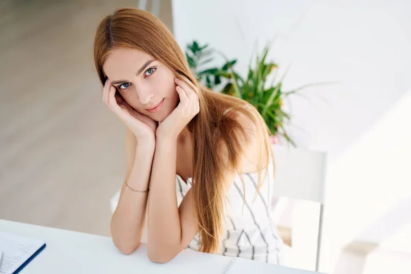 Selbstbewusst lächelnde Geschäftsfrau posiert in einem modernen Büro — Stockfoto