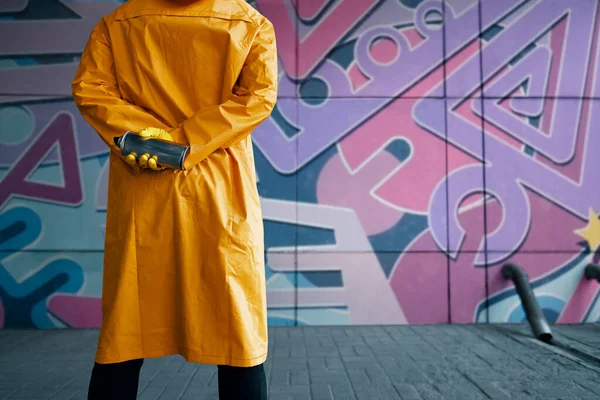 손에 스프레이 페인트를 묻히고 벽 가까이에서 있는 거리 미술가의 모습 — 스톡 사진