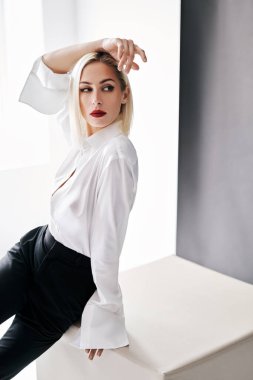 Stüdyoda kırmızı dudaklı güzel sarışın manken..