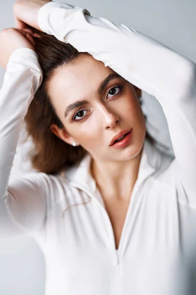 Close up ritratto di sensuale bella giovane donna in abiti bianchi — Foto Stock