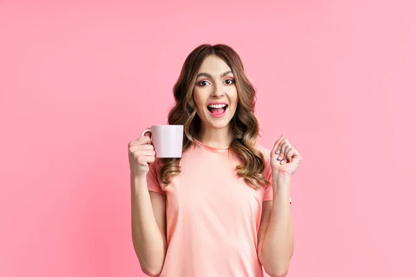 Молода щаслива жінка насолоджується чашкою ароматної кави — стокове фото