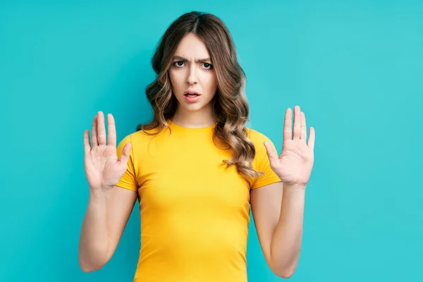 Jonge vrouw tonen stop gebaar met haar handen — Stockfoto