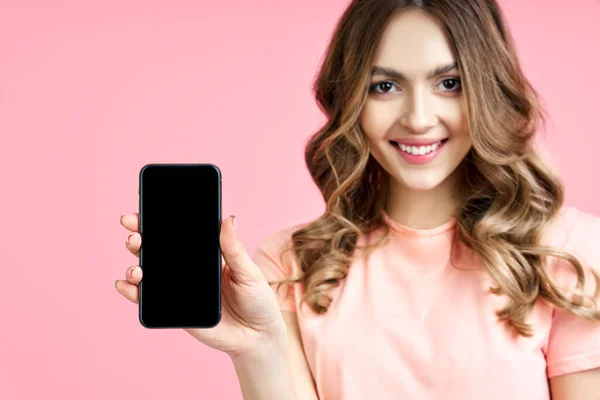 Close-up portret van mooie glimlachende vrouw met blanco scherm mobiele telefoon — Stockfoto