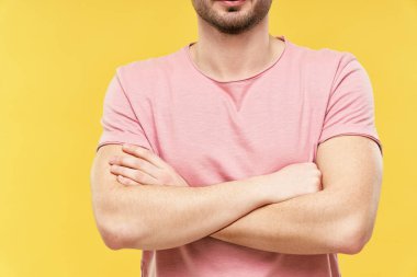 Sarı arka planda kesişen insanların kesişen görüntüsü.