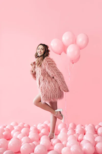 Retrato completo de mujer glamour feliz con globos rosados sobre fondo pastel rosado —  Fotos de Stock