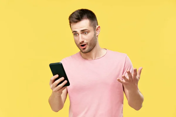 Sorprendido divertido millennial hombre usando el teléfono móvil —  Fotos de Stock