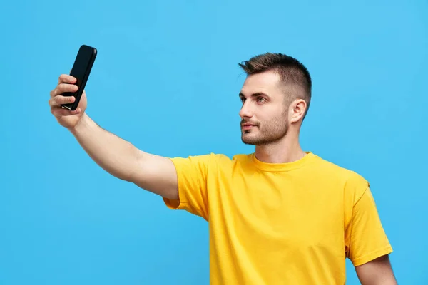 Guapo joven tomando selfie sobre azul backgroundfvg —  Fotos de Stock