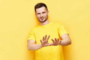 Genç hoşnutsuz adam dur işareti yapıyor, hayır diyor.