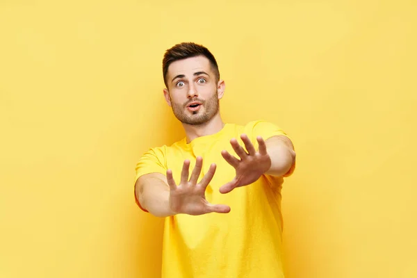 Joven disgustado hombre haciendo señal de stop gesture decir no — Foto de Stock