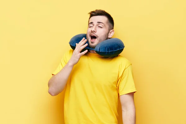 Cansado jovem bocejo no fundo amarelo — Fotografia de Stock