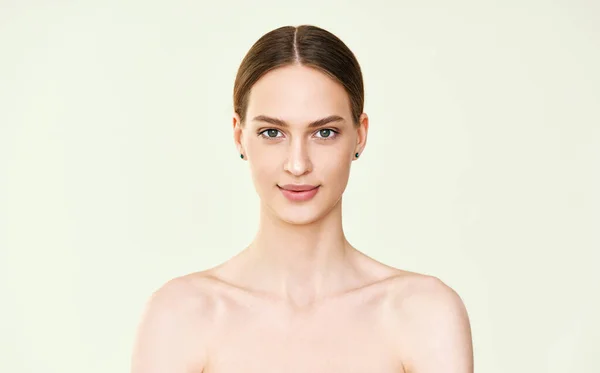 Skönhet ung kvinna porträtt med perfekt slät hud. — Stockfoto