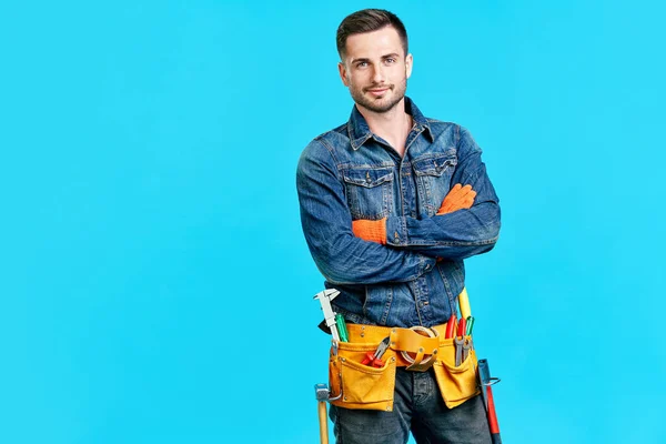 Retrato de un trabajador de la construcción guapo y seguro con brazos cruzados y espacio para copiar — Foto de Stock