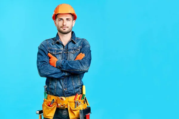 Retrato de un trabajador de la construcción guapo y seguro con brazos cruzados y espacio para copiar —  Fotos de Stock