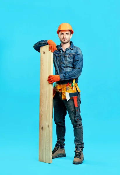 Retrato de comprimento total de jovem bonito carpinteiro pilha espera de madeiras de madeira — Fotografia de Stock