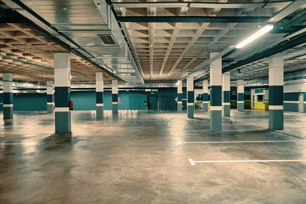 Estacionamento subterrâneo. Garagem vazia — Fotografia de Stock