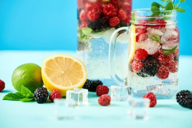 Cam kavanozda taze meyve kokteyli.