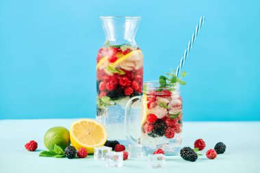 Cam kavanozda taze meyve kokteyli.