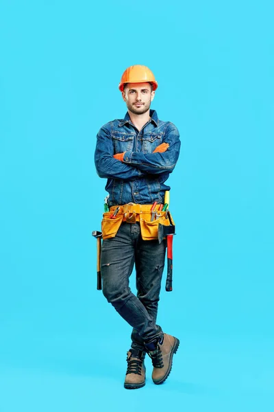 Retrato de cuerpo entero de un trabajador de la construcción varón guapo y confiado con brazos cruzados — Foto de Stock