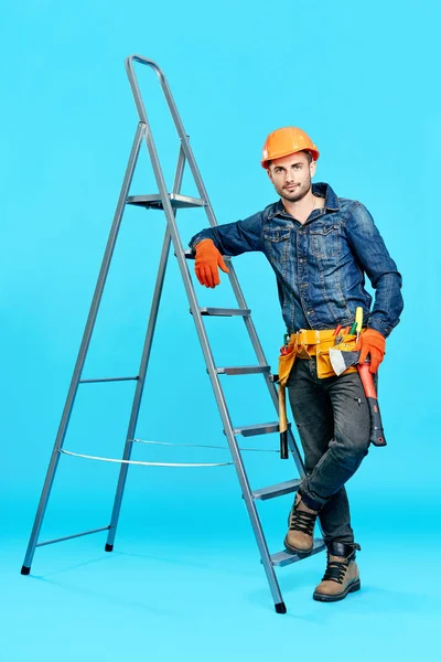 Retrato de comprimento total de belo trabalhador da construção masculina subindo na escada — Fotografia de Stock