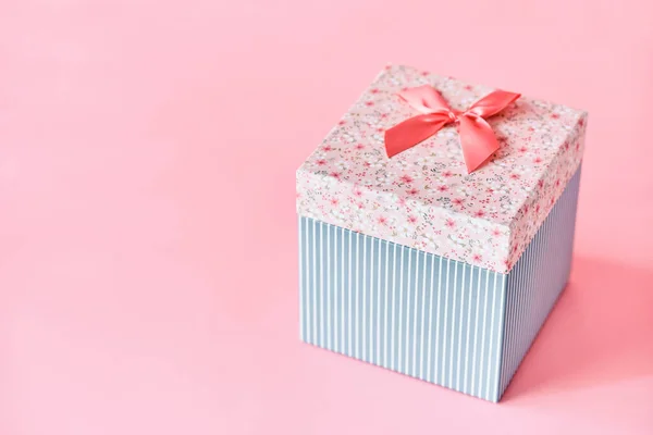 Gift box on pink background with copy space — Stock Photo, Image