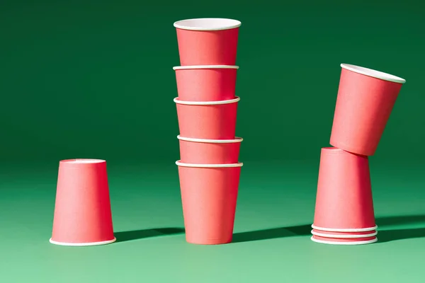 Набор красной бумаги чашки на зеленом фоне — стоковое фото