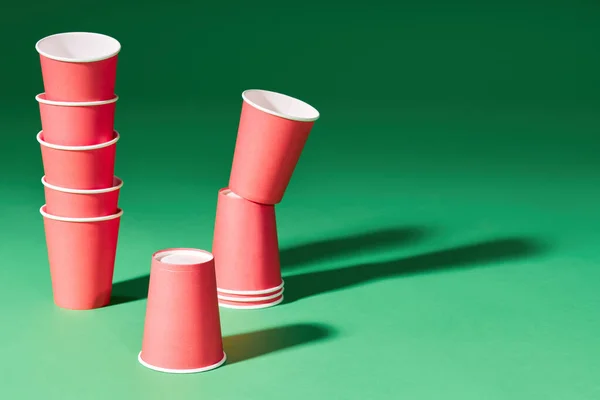 Conjunto de vasos de papel rojo sobre fondo verde con espacio para copiar — Foto de Stock