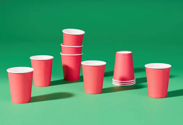 Набор красной бумаги чашки на зеленом фоне — стоковое фото