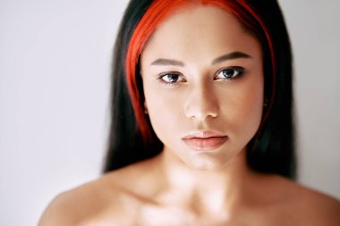 Beyaz arka planda güzel bir Afrikalı Amerikalı kadının yakın plan portresi.