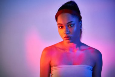 Güzel Afrikalı Amerikalı bir kadının Neon Light Stüdyo portresi