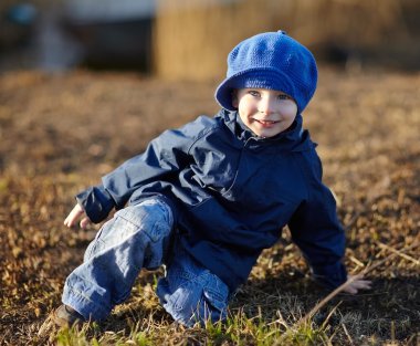 mutlu küçük çocuk gülüyor