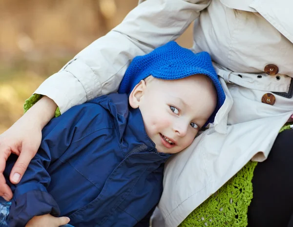 Mutter umarmt Sohn — Stockfoto