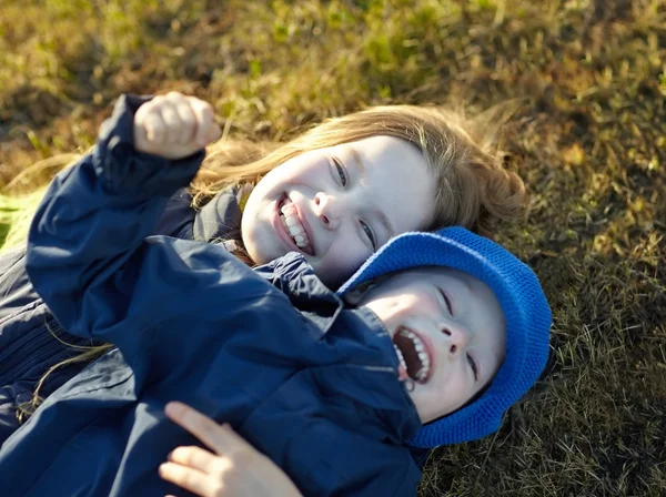 Felice sorella e fratello — Foto Stock