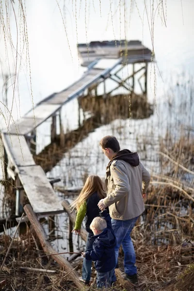 Père avec enfants sur le lac — Photo