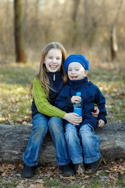 Dwa szczęśliwe dzieci — Zdjęcie stockowe