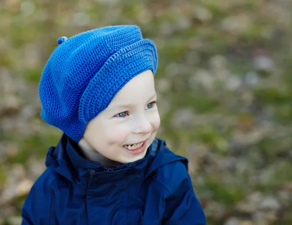 Legrační malý chlapec v modrém klobouku — Stock fotografie