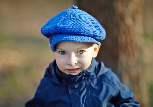 Niedlicher kleiner Junge — Stockfoto