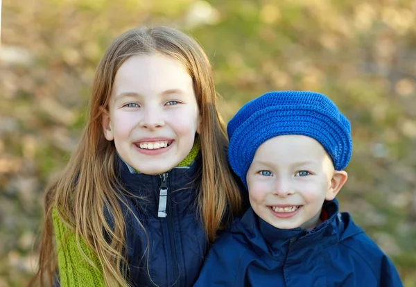 Glückliche Schwester und Bruder — Stockfoto