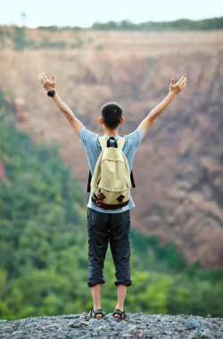 Elleri havada bir adam