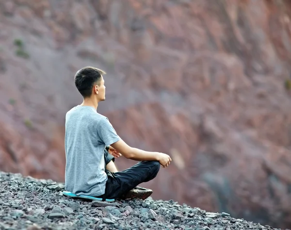 Man  on  cliff — Stock Photo, Image