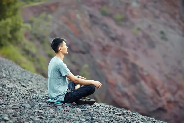 悬崖上的人 — 图库照片