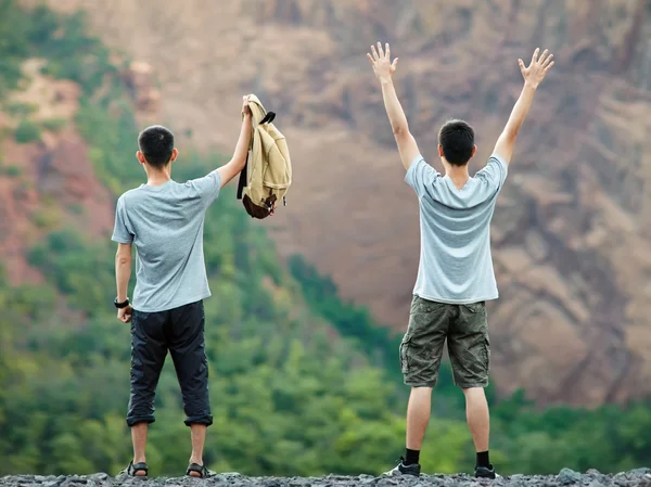 Twee mannen genieten van natuur — Stockfoto