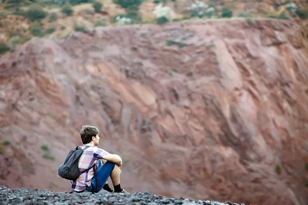 Man  on  cliff — Stock Photo, Image