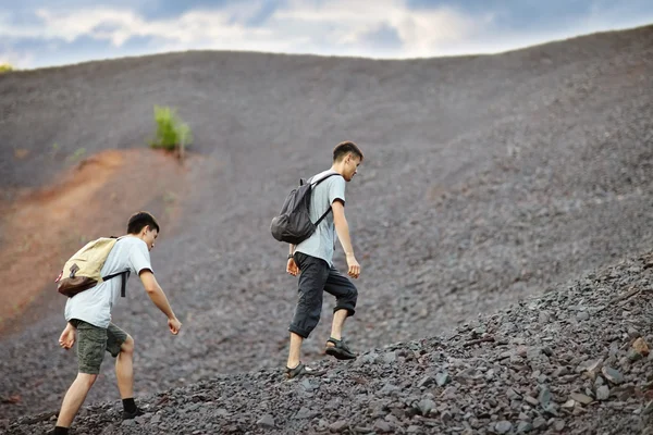 Gli uomini camminano sul pendio — Foto Stock