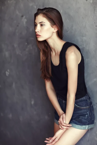 Ung kvinna i jeans shorts — Stockfoto